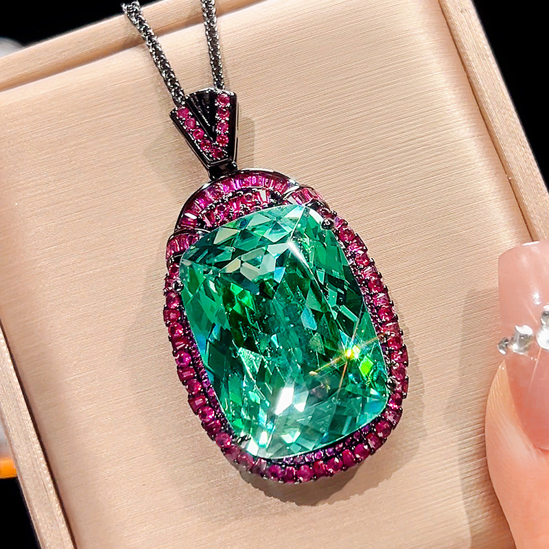 Pendentif vert Parra support rouge avec chaîne Chopin