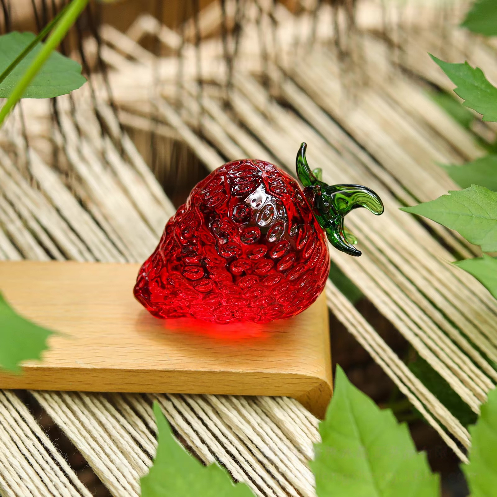 Strawberry-red glass leaves 5 * 7cm110g