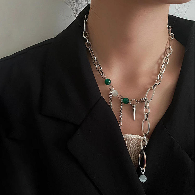 หินตาแมวและสร้อยคอทรงกรวยลูกปัดสีเขียว