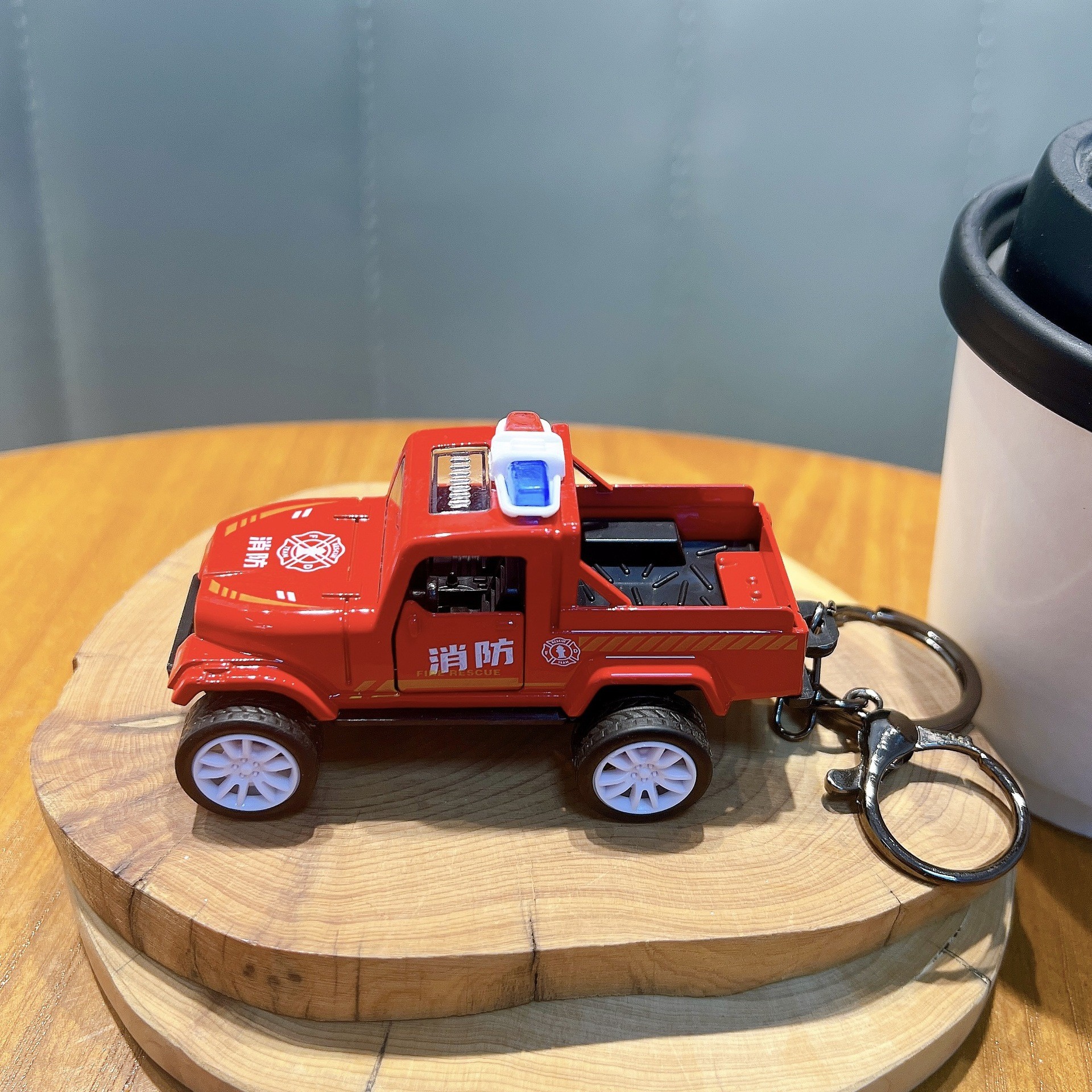 Camionnette tout-terrain rouge à rétrofriction