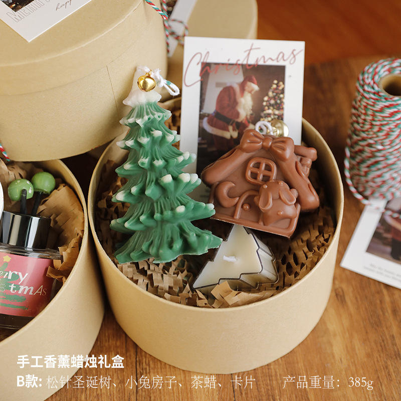 B (ต้นคริสต์มาสต้นสน + บ้าน)