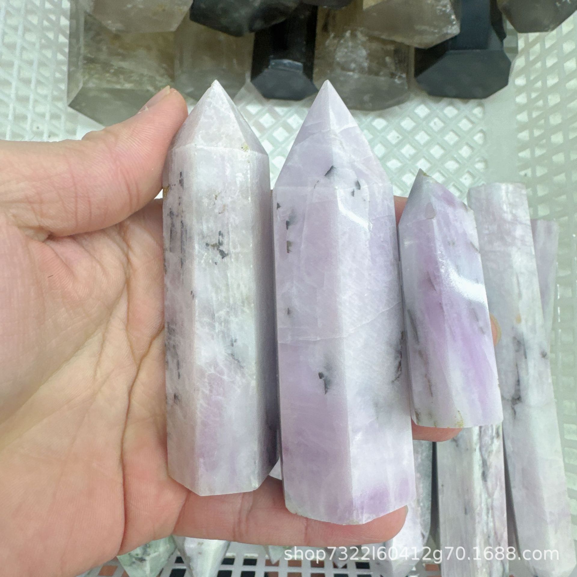 Purplish spodumene single-point column