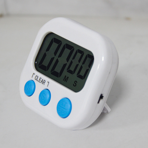 Lo studente a buon mercato usa il timer digitale per l'insegnante - Product Image 1