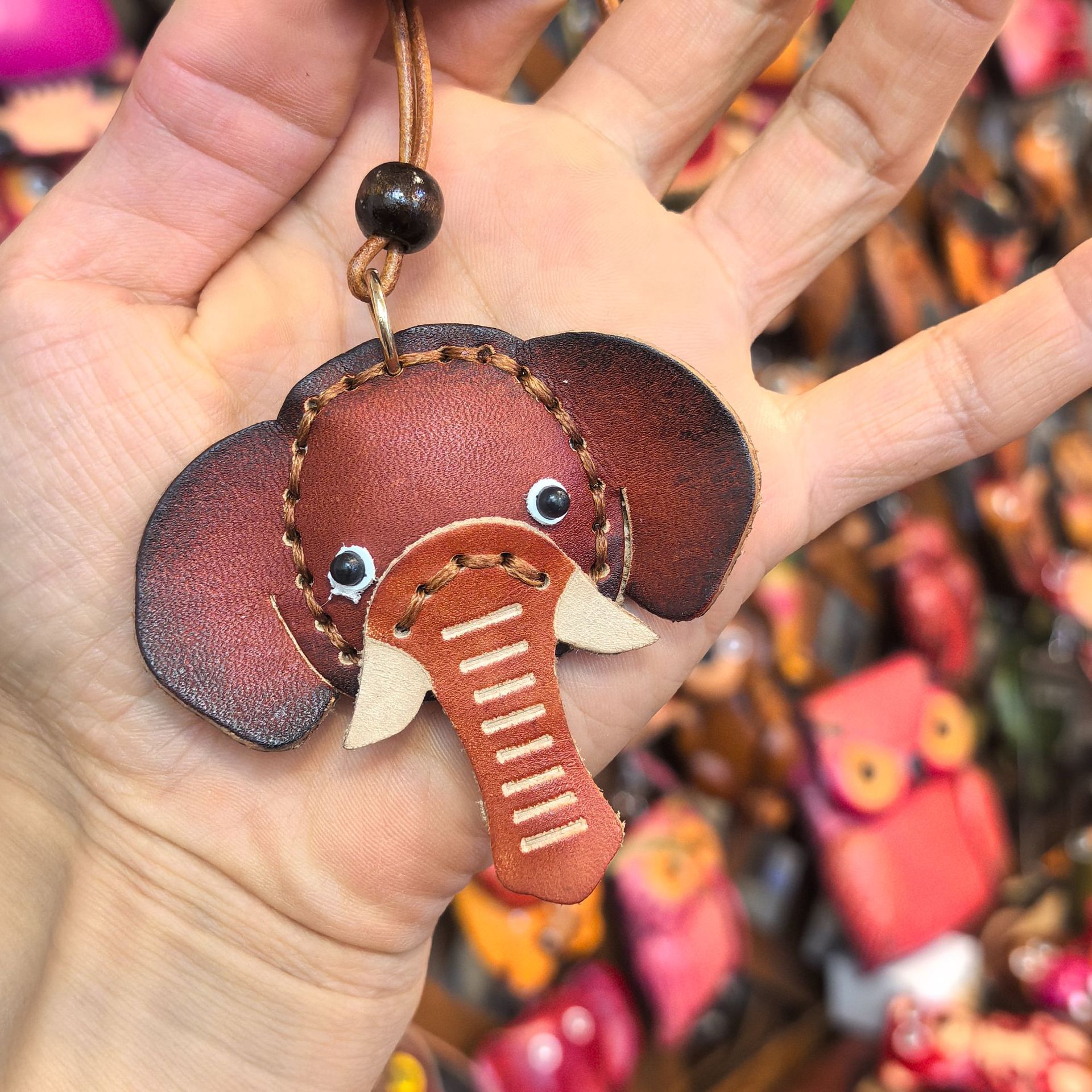 Colgante elefante marrón cosido a mano
