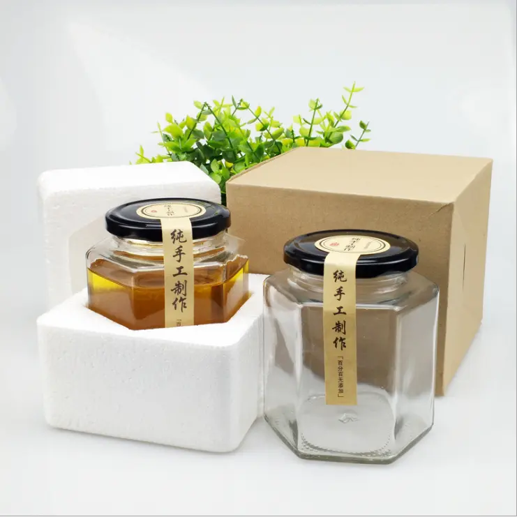 Prix de gros disponible différentes tailles pots de miel d'emballage en mousse pleine verre hexagonal hexagonal pot de miel en verre transparent