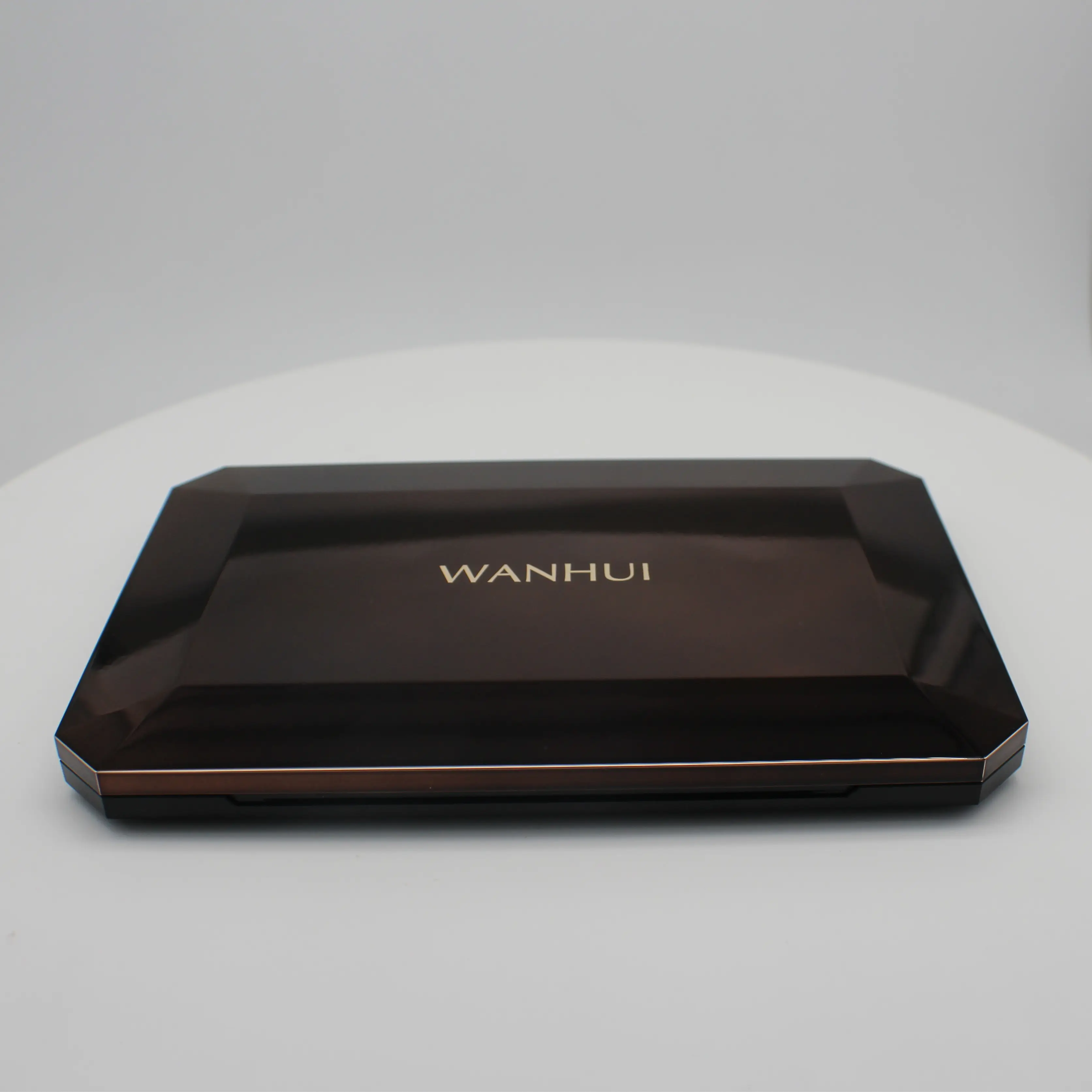 WH-Y631新しい高級化粧品磁気パウダーコンパクトアイシャドウケース空のプラスチックアイシャドウパーソナルケアUVコーティングアイクリーム