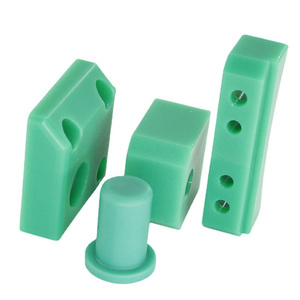 <span class=keywords><strong>UHMWPE</strong></span> Guias de plástico verde para transportadores, trilhos angulares e guias retos feitos de polietileno, serviços incluem moldagem de corte