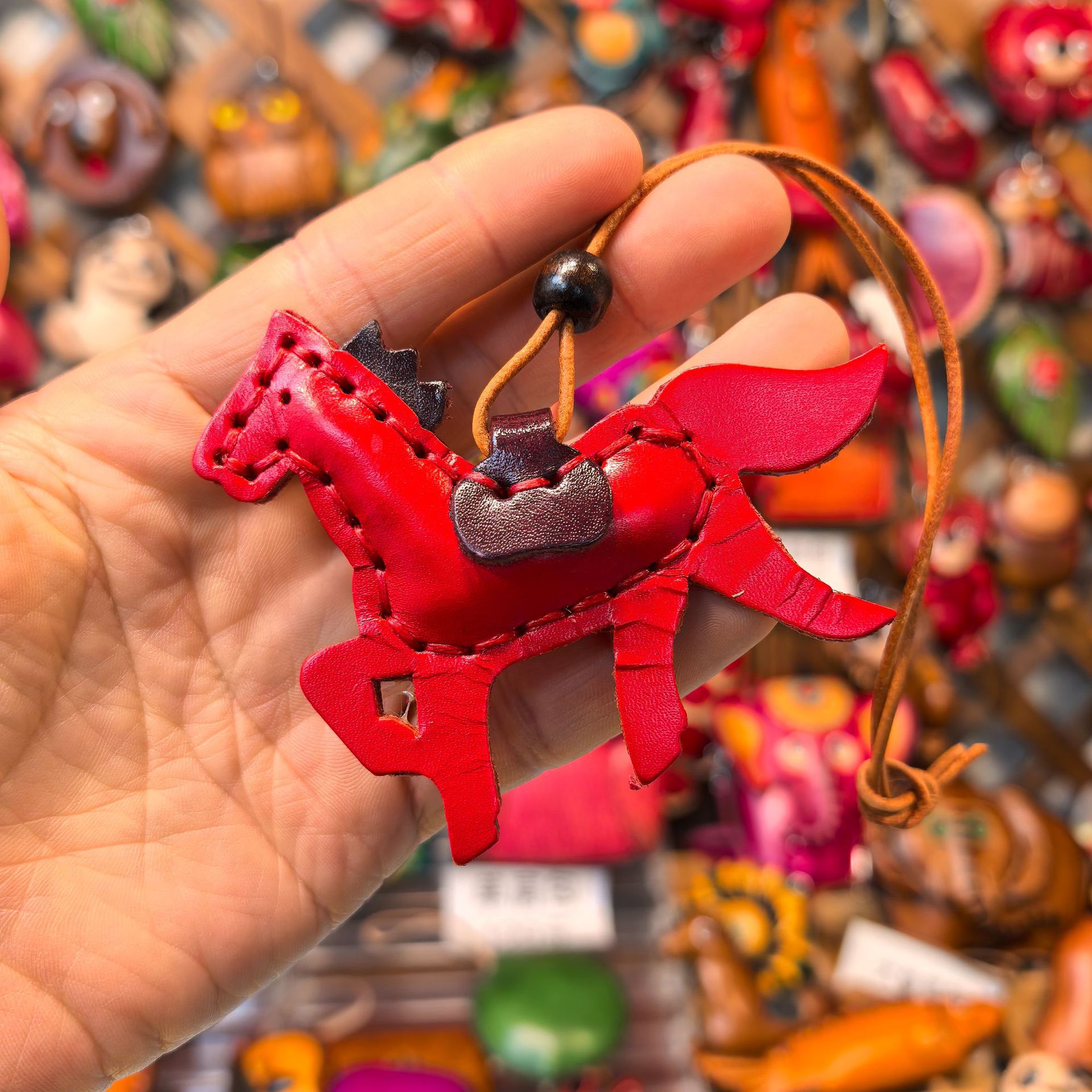 Colgante de pony rojo cosido a mano