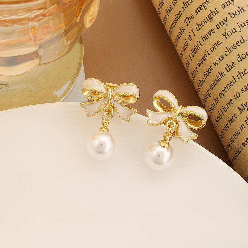 Pearl White (Clip-on Earrings)