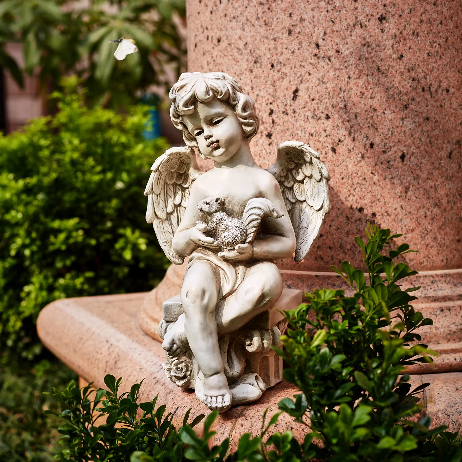 Angelo del cherubino del giardino all'aperto con i mestieri della resina della statua dello scoiattolo per la decorazione domestica