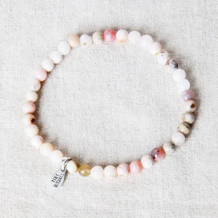 Bijoux tressés personnalisés pour femmes Bracelet d'énergie de perles d'opale rose péruvienne réglable de Bohême personnalisé avec breloques de logo