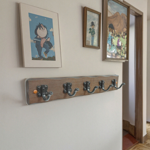 Perchero de pared de madera al por mayor con patrón de lino ropa marrón negro ganchos estante dormitorio interior entrada Villa entrada