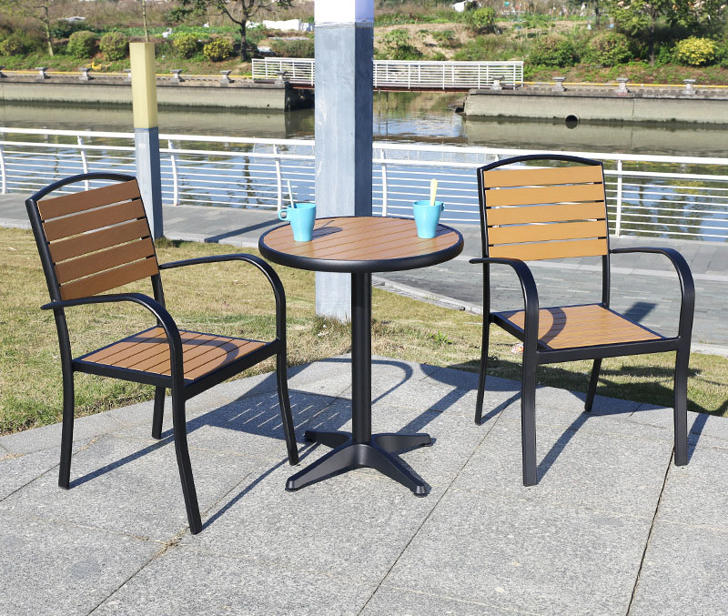 2 chaises de barker + 60 petite table ronde avec quatre poteaux de griffe