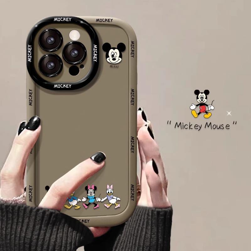 Puff shell-brun-main tenant mickey