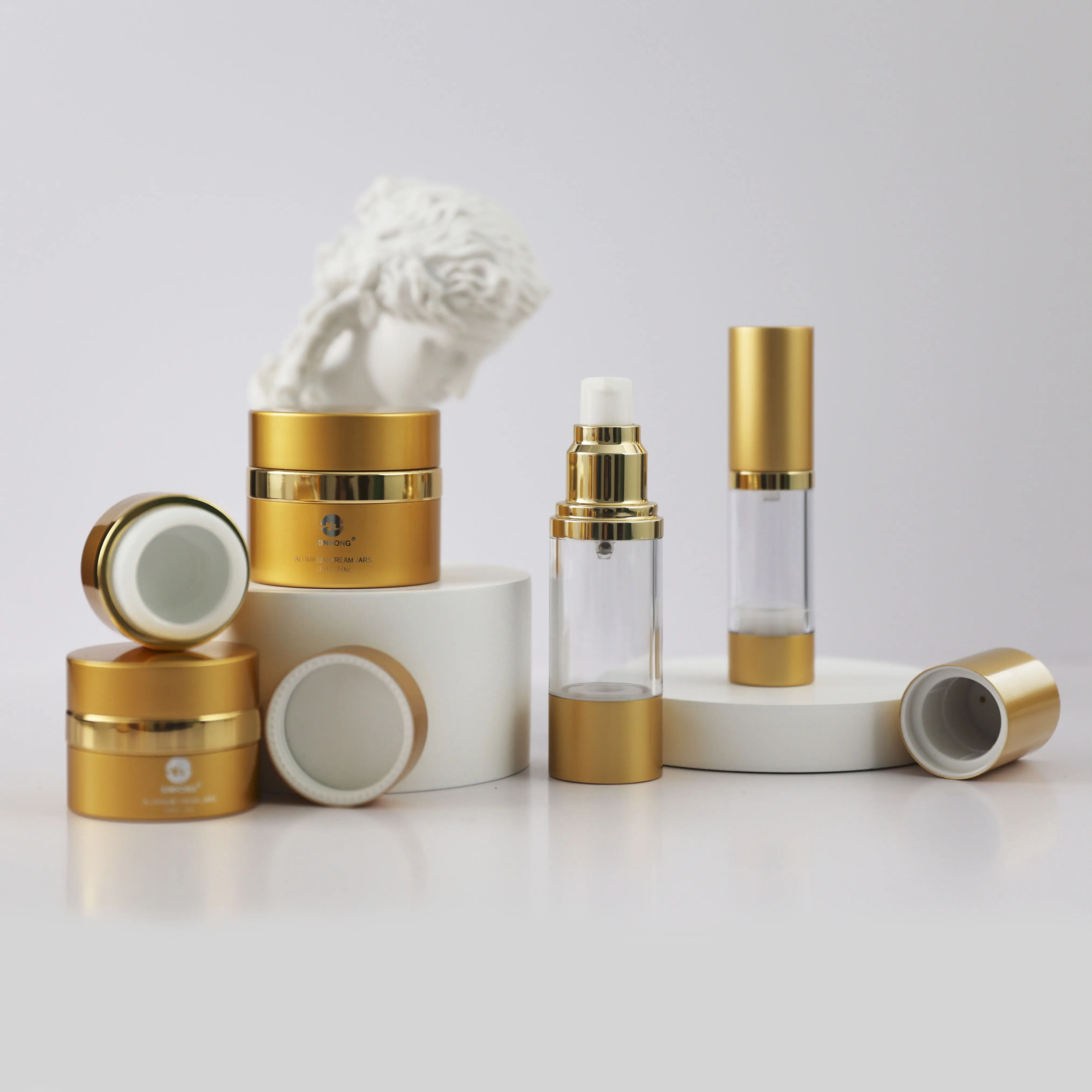 2023 novo design de luxo vazio embalagem cosméticos, conjunto de frascos de creme dourado para o rosto conjunto de 15g 30g 50g com forro de vidro para skincare loção