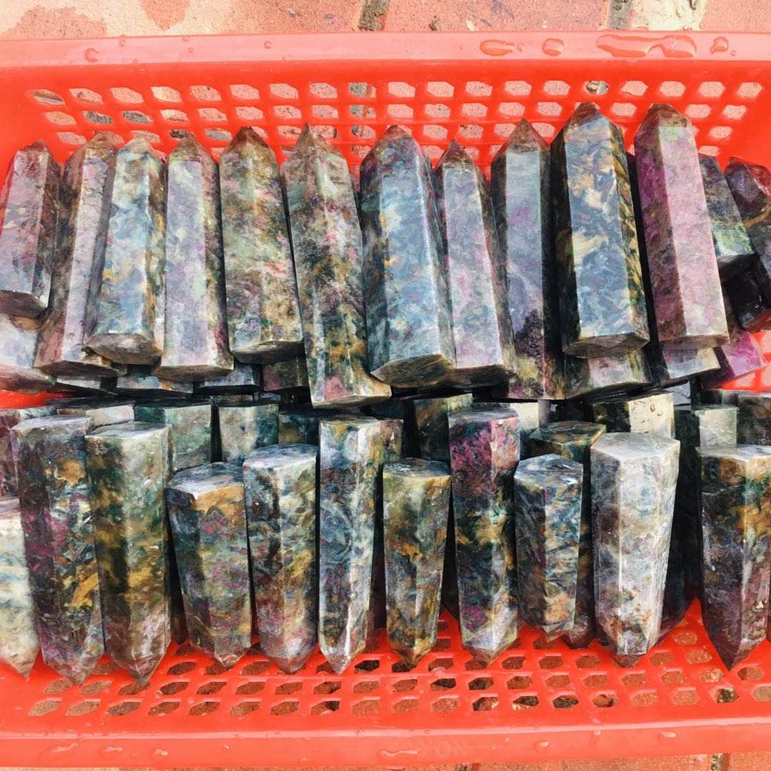 Point de kyanite rubis