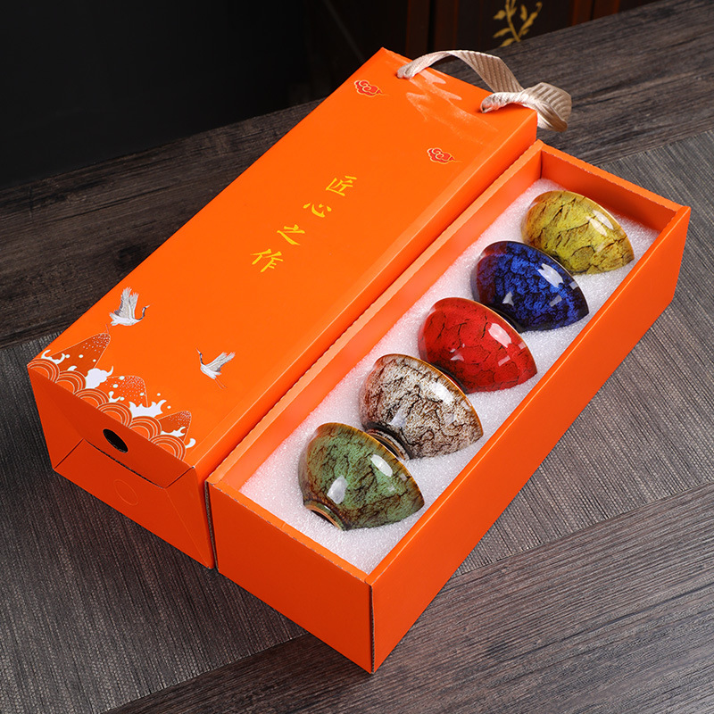 Boîte orange à cinq lignes pour tasses.