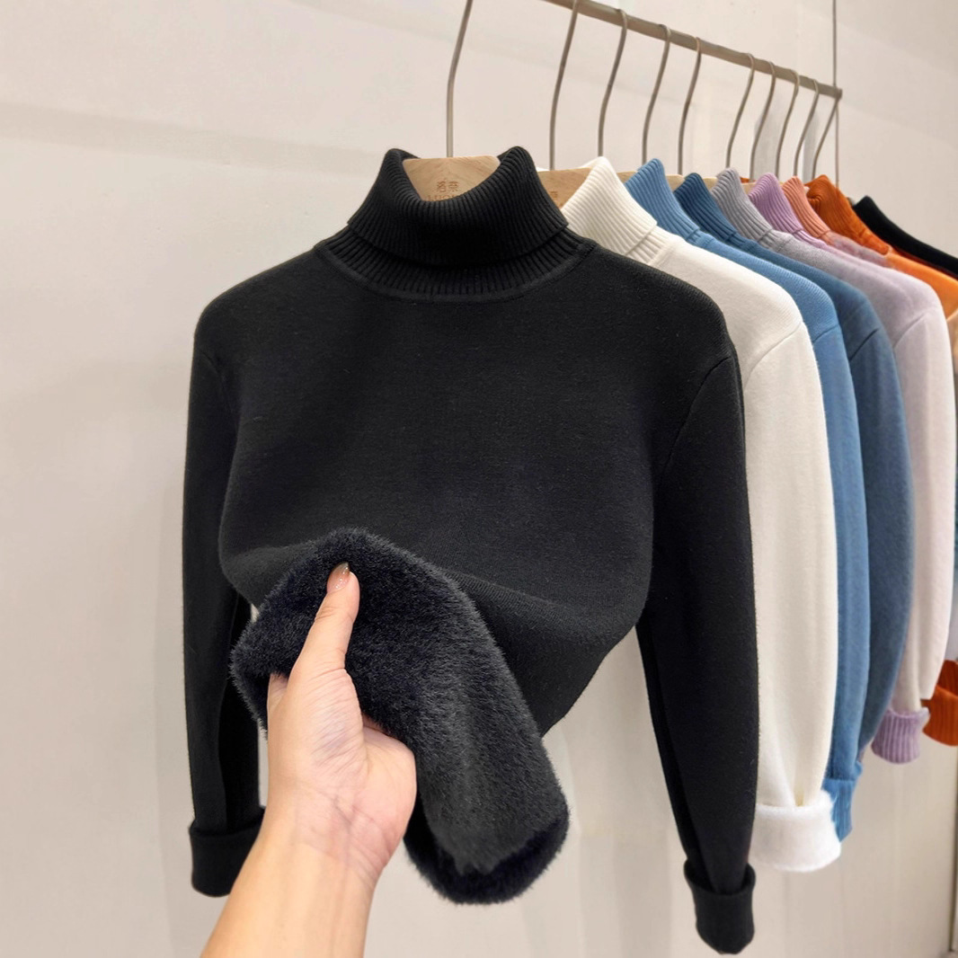 Robe une pièce en velours noir à col montant.
