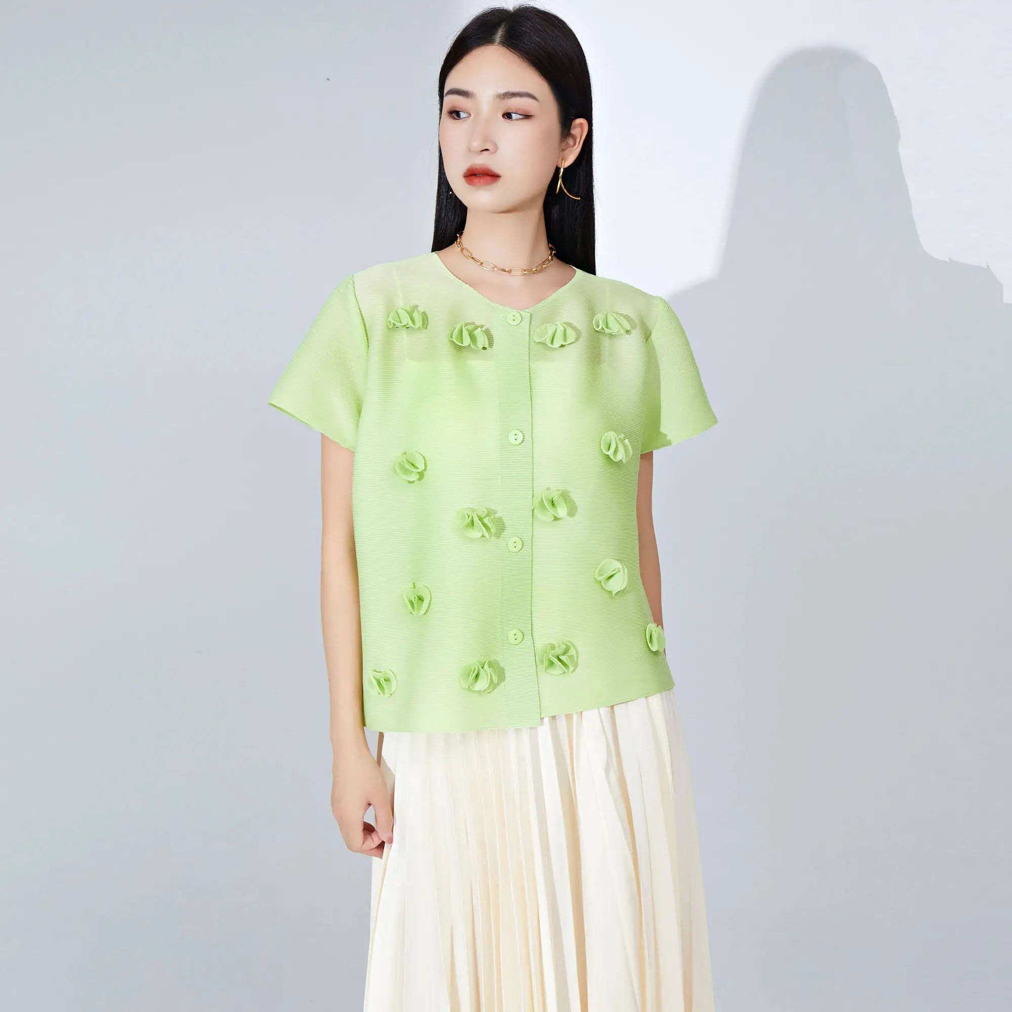Damen Kurzarm-Top lockerer Einreißer Kartenkarten besticktes Blumendesign modisches Miyake-Pliese-T-Shirt