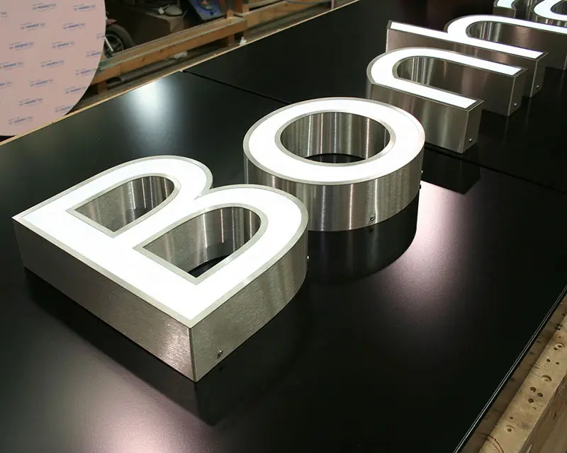 Letras de letreiro 3D LED para exteriores, sinais comerciais personalizados em aço inoxidável e acrílico para arquitetura externa à prova d'água.