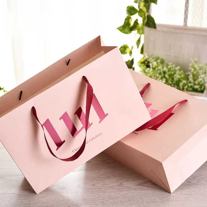 Suministro precio al por mayor personalizado fondo cuadrado de lujo negro dorado Kraft impreso bolsa de papel