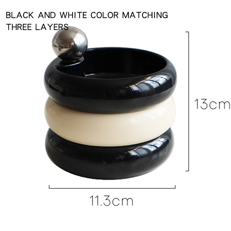 Black and white color blocking