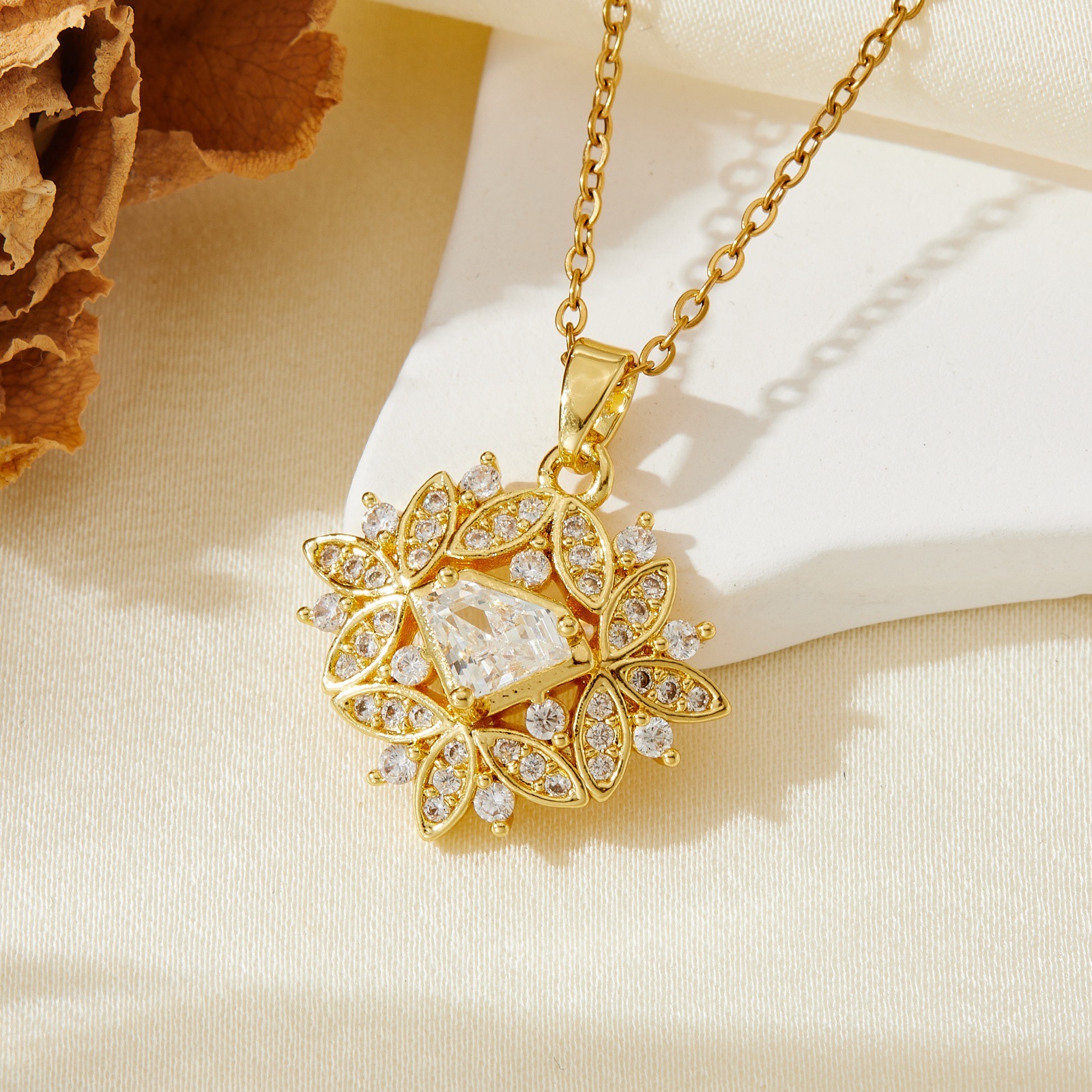 Golden white diamond floral necklace t017