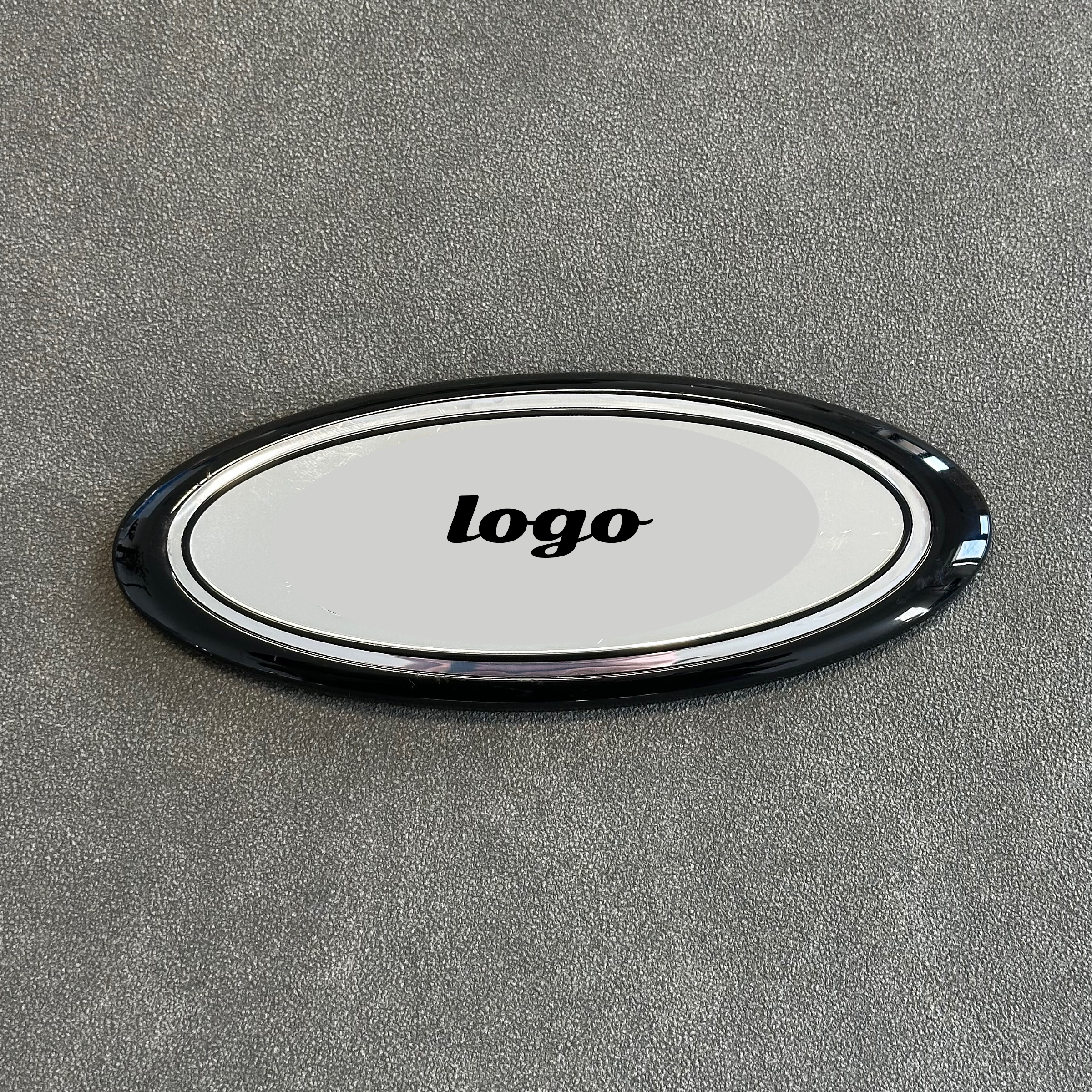 Insignia plateada + logo negro