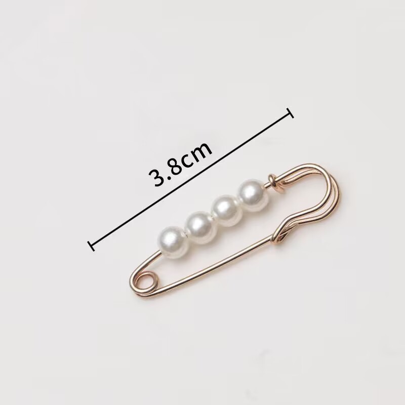 Pin 15#Cuatro cuentas blancas, aguja dorada, 3.8 cm.