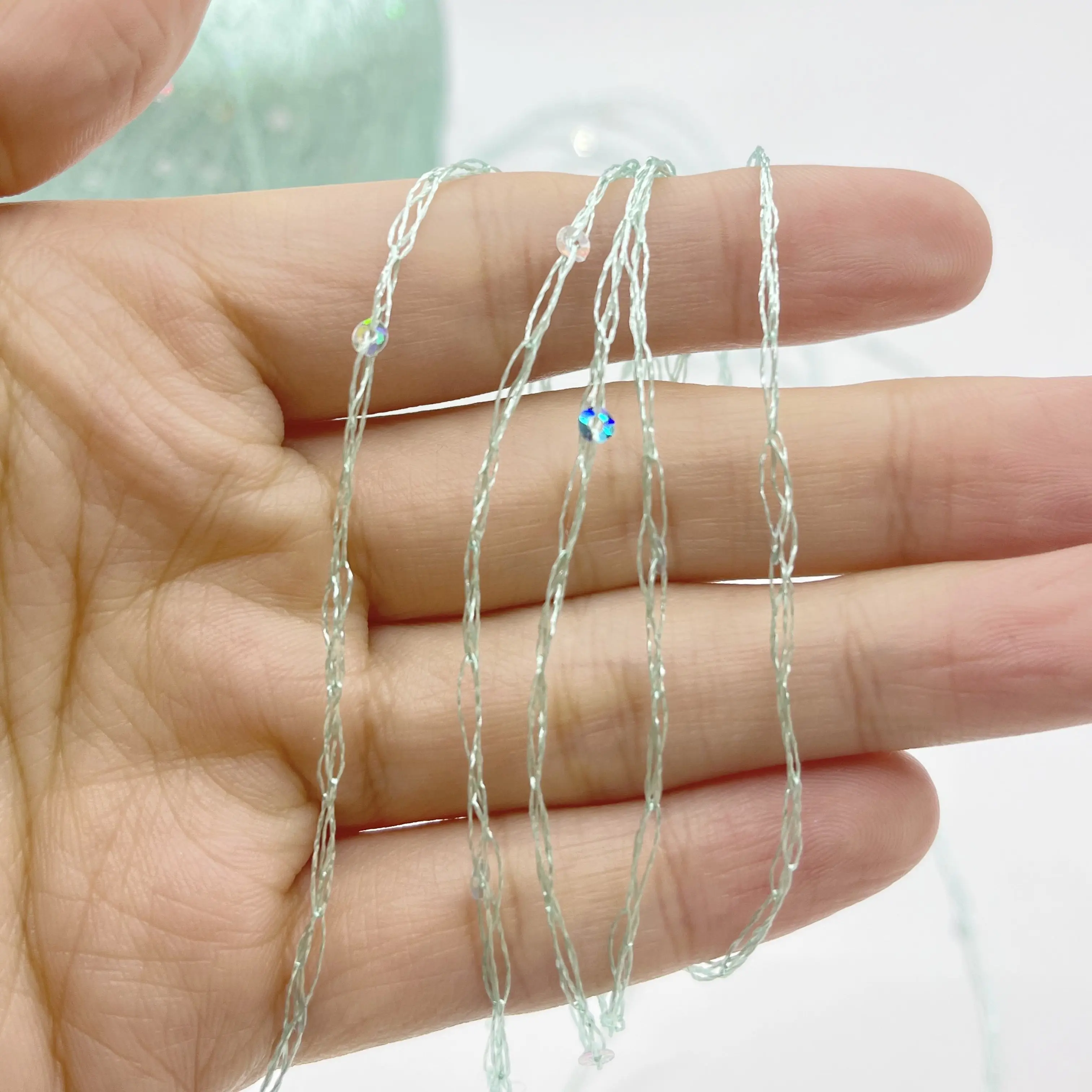 スパンコールのサイズが異なるカラフルなポリエステル糸が衣服や手工芸品用のパイレットに取り付けられています