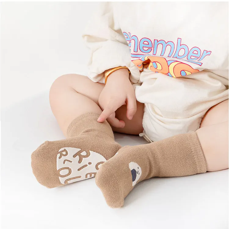 جوارب قطنية خريفية غير قابلة للانزلاق للأطفال الصغار بتصميم حيوانات لطيفة