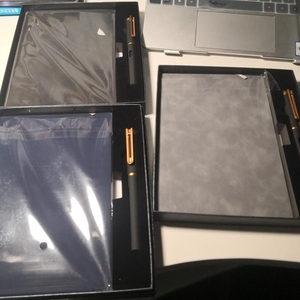 Regalos grabables Lámina de aluminio personalizada Borde en relieve Color A5 Diario forrado Diario de oficina Cuaderno de cuero con caja y bolígrafo y USB - Product Image 1
