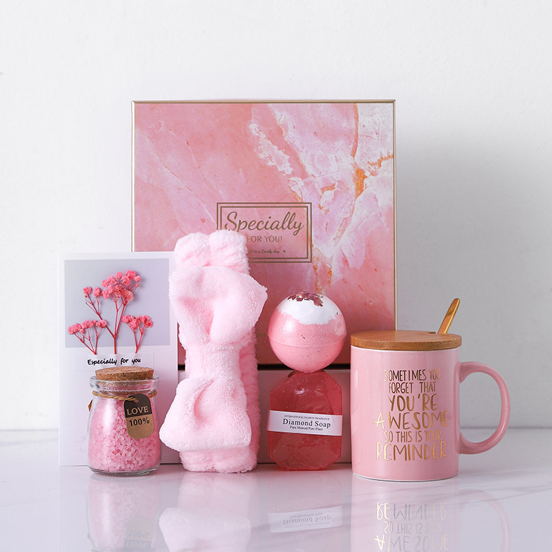 Set rosa: tazza in ceramica con coperchio in legno