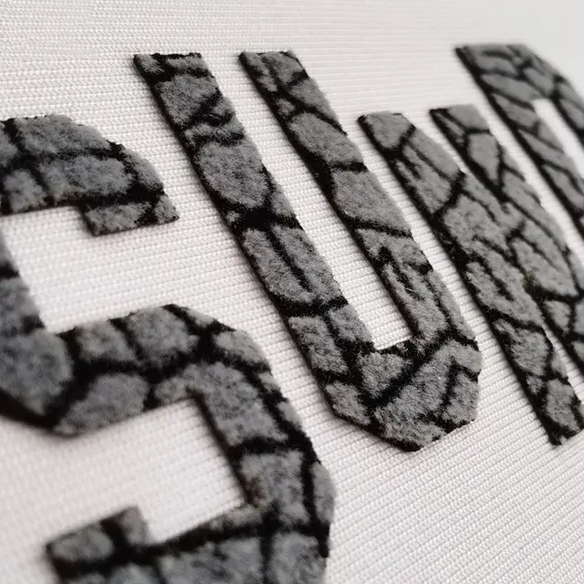 Individuelles Markenlogo 3D-Buchstaben Zahlen Farbe Flocking DIY Wärmeübertragung Druck Etikett Kleidung Kleidungsstücke Bügeltisch Aufkleber für T-Shirts