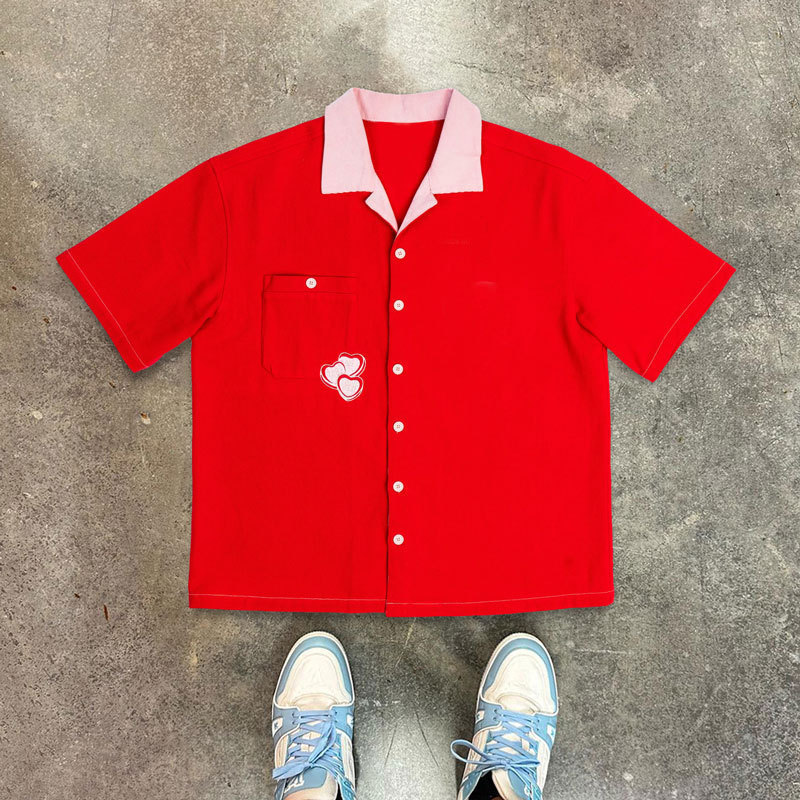 Camicia a maniche corte con ricamo a cuore, colletto rosa e base rossa
