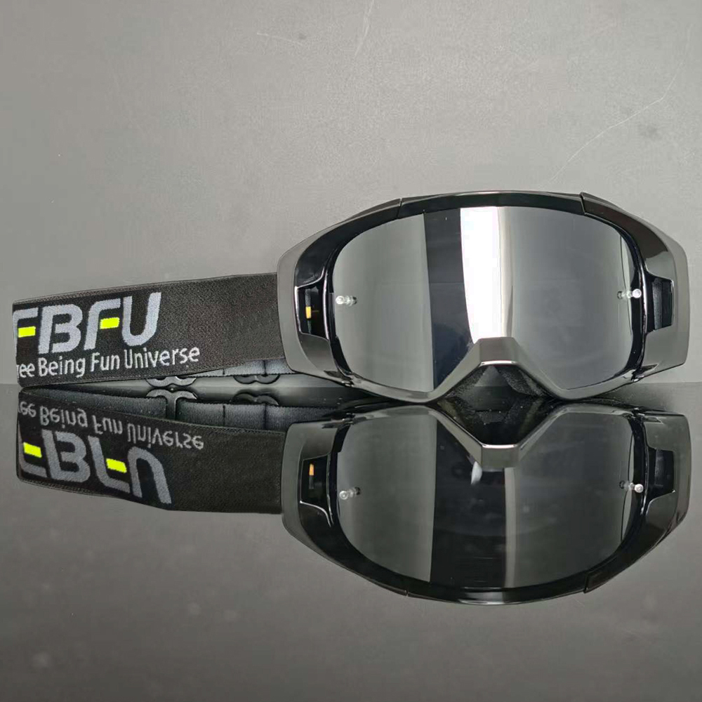 Gafas negras con montura negra.