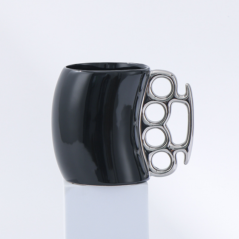 Tasse noire avec anse argentée