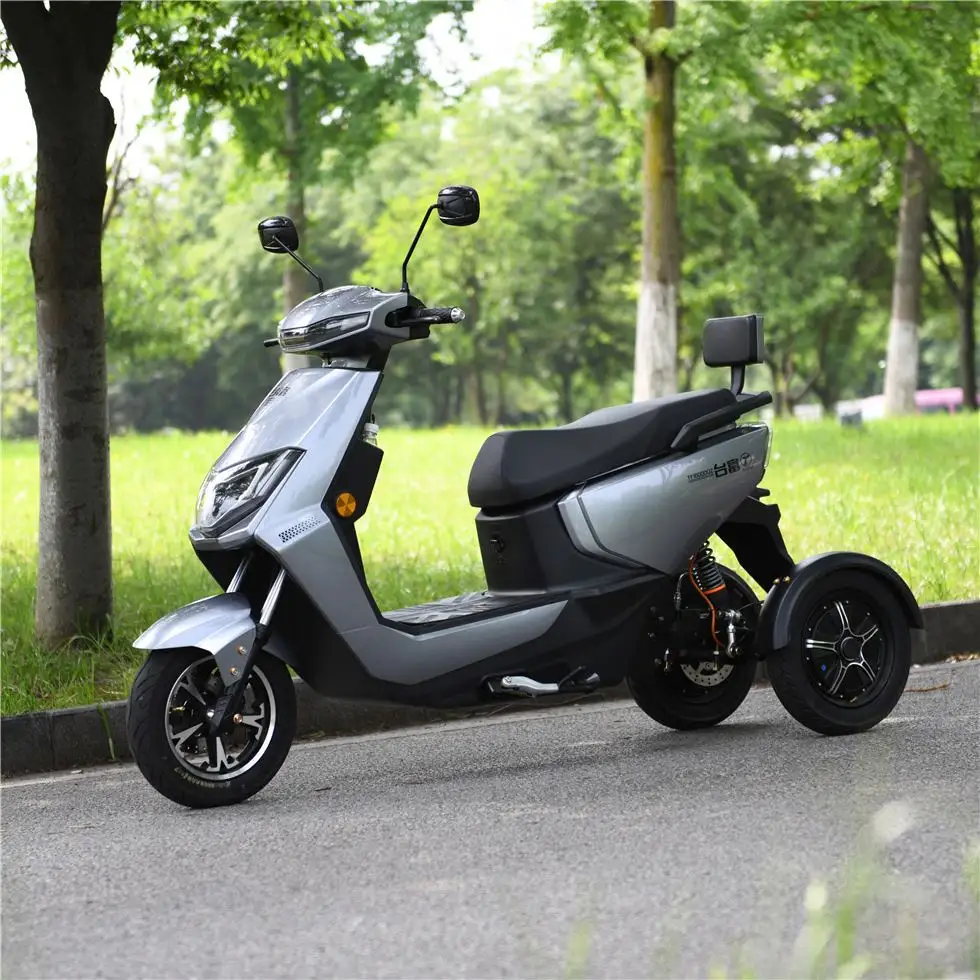 Çift motorlu yağ elektrikli üç tekerlekli bisiklet CE özelleştirilmiş 60V 10 inç Trikes 3 tekerlek 125 motosiklet Trike De 3 Rodas özel açık 30 derece