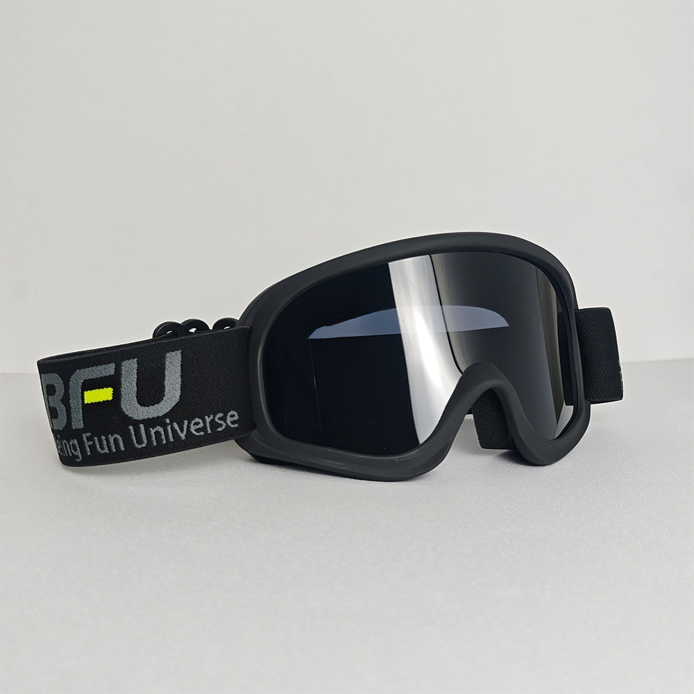 Lunettes noires à monture noire