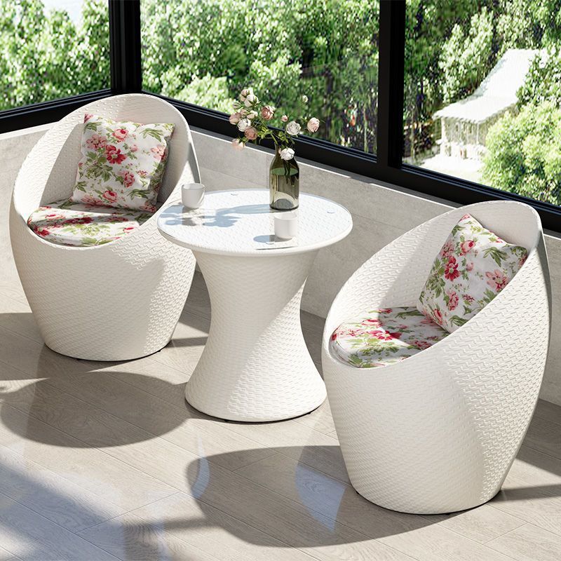 Une table et deux chaises (blanches)