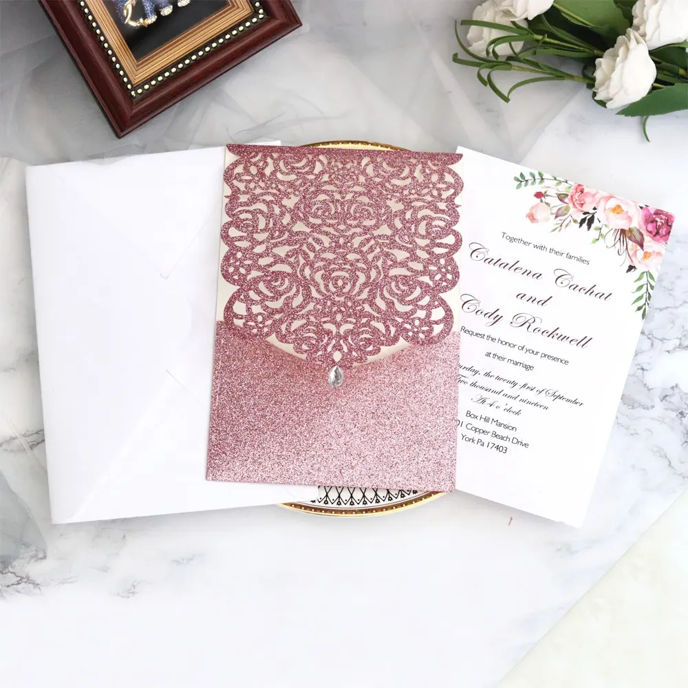 Carta glitterata personalizzata con taglio Laser con strass di Rose biglietti di auguri tascabili con busta Set per decorazioni per feste di nozze