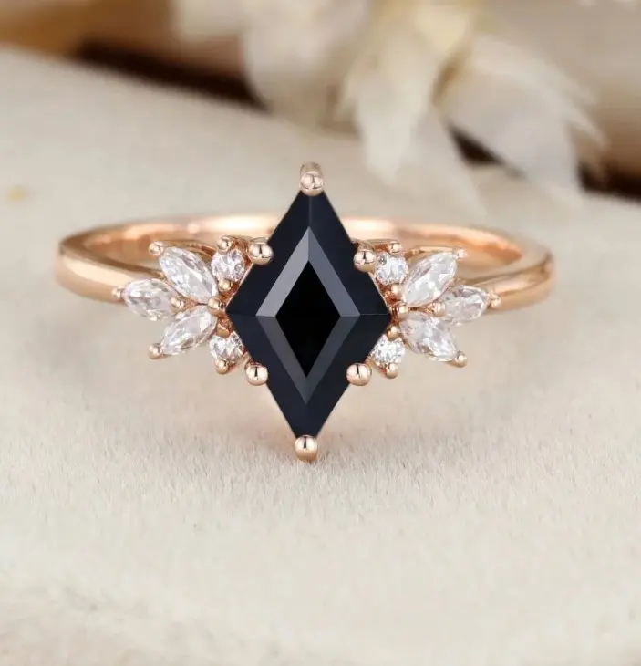 Moissanite Accent Massief Gouden Ring 14K Massief Goud Vintage Prismatisch Gesneden Natuurlijke Zwarte Onyx Aangepaste Verlovingsring