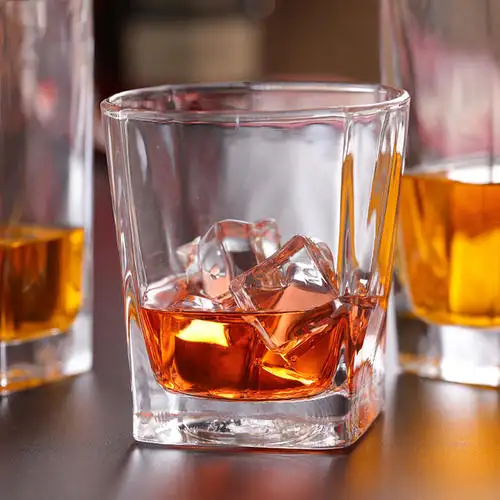 Großhandel 300 ml Vierkant-Glas Wassertasse Cocktails und Whiskey Shot-Glas für den Haushalt
