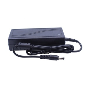 Ventas directas de fábrica 110V/220V Entrada 12V 5A Salida UE/EE. UU. Enchufe 12V Adaptador de corriente de escritorio