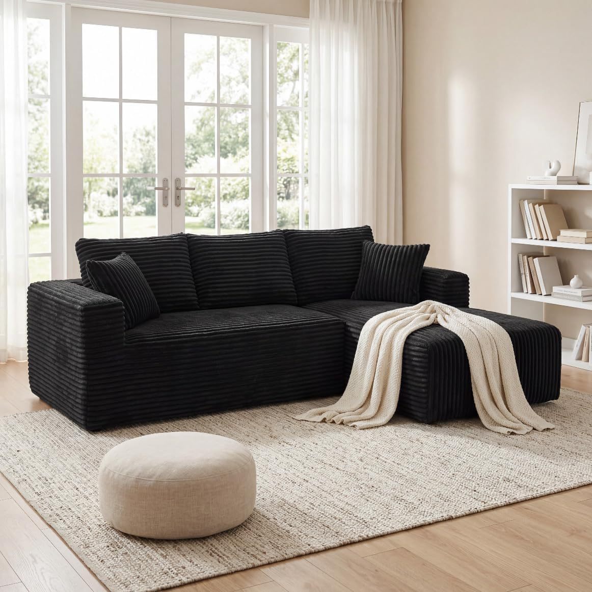 Chaise noire orientée vers la droite