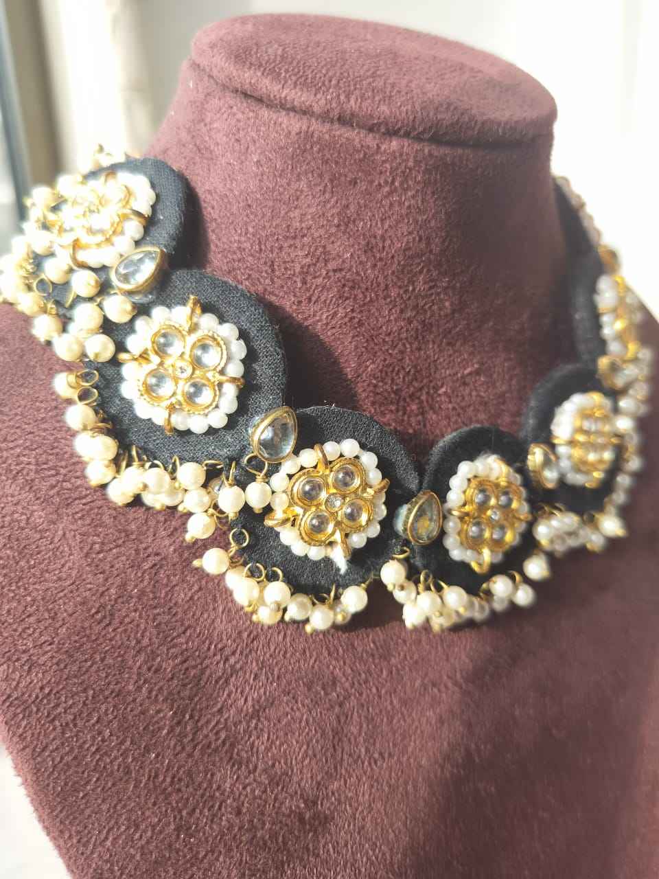 ฐานสีดำพร้อมสำเนียงทองคำ