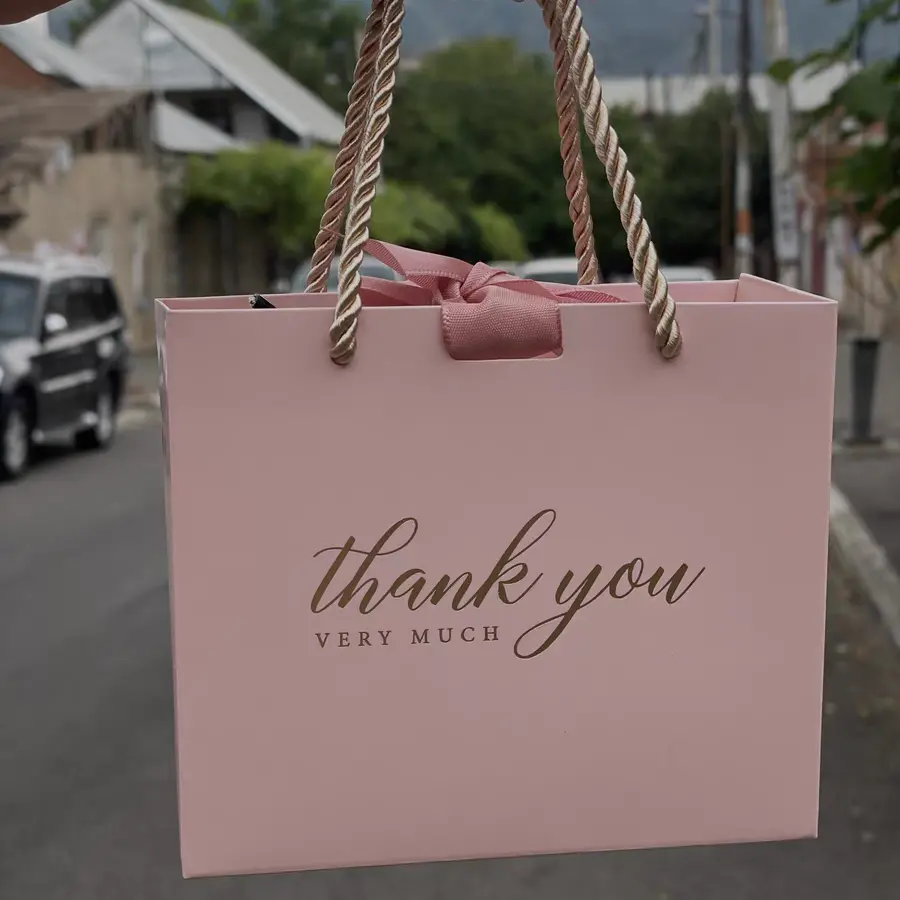 Logotipo personalizado de papel metalizado, papel de aluminio blanco, eslogan de propuesta de boda, regalo de joyería, bolsas de papel de compras con cinta de mango de PP