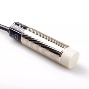 Sensores de proximidad inductivos de metal montados sin empotrar tipo NPN antiinterferencias de tipo NPN, de tipo antiinterferencia, de tipo no empotrado, de 1/2" - Product Image 1