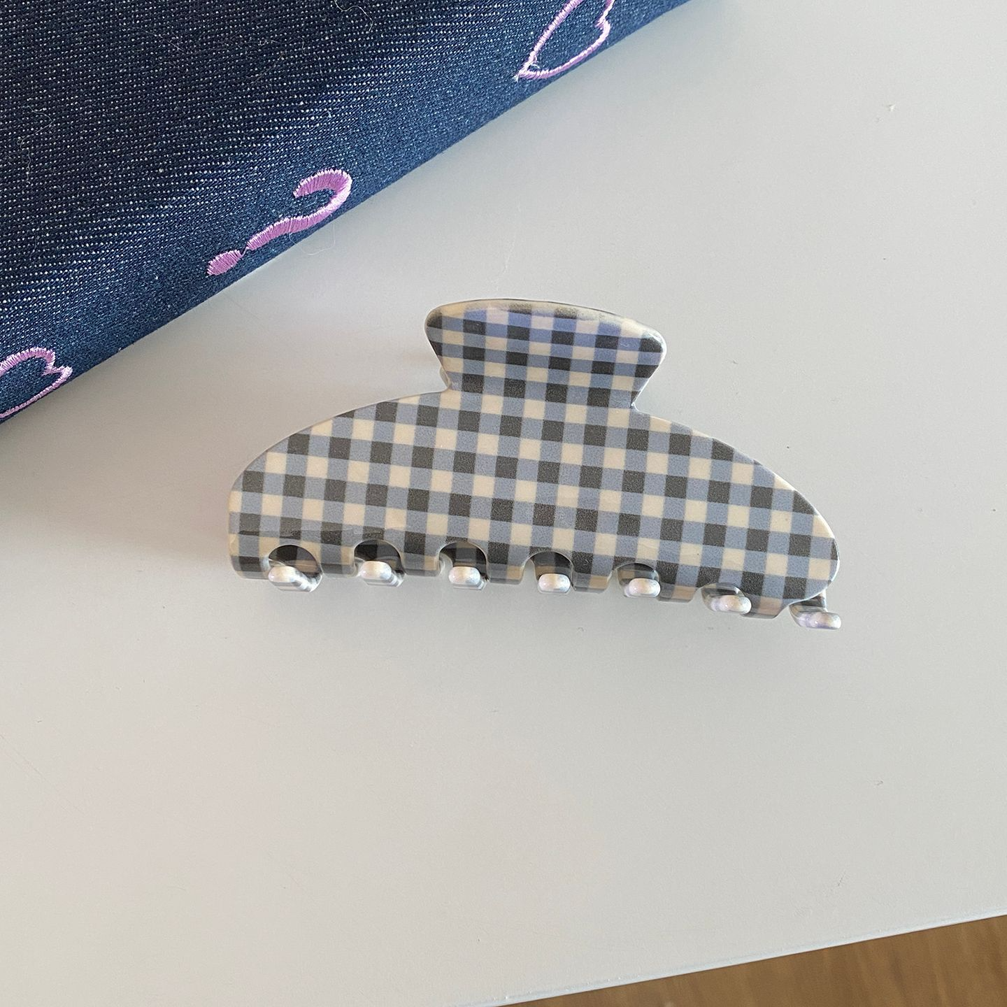 Patrón de cuadros azules, grises y blancos.