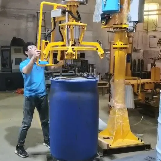 Gru a cavalletto di sollevamento braccio articolato robot industriale di trattamento manipolatore per il sollevamento di grandi tamburi barile secchio secchio